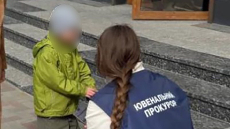 Прикордонники затримали жінку, яка хотіла продати сина за 25 тисяч доларів