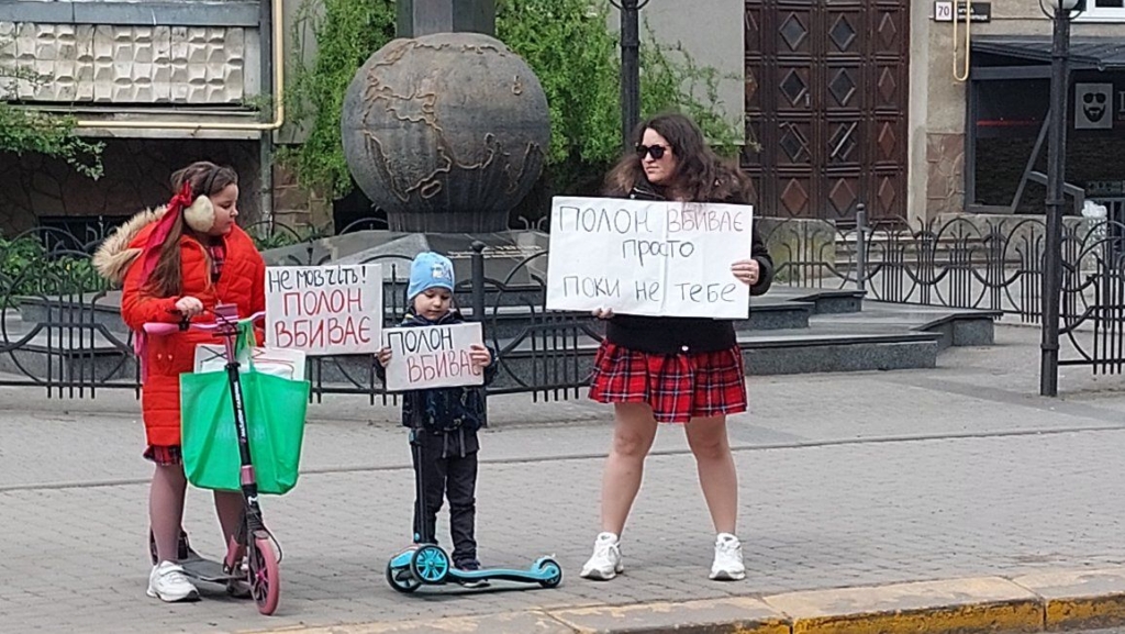 "Наші діти ростуть на акціях": у Франківську нагадали про військовополонених 3