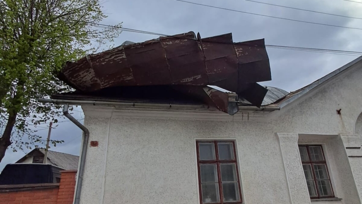 На Прикарпатті через негоду без електрики залишилися 13 міст і сіл, ще 11 знеструмлені частково