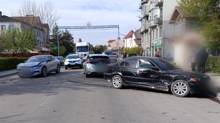 У Богородчанах зіткнулися три авто