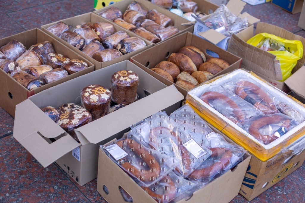 Прикарпатські волонтери відправили великодні смаколики для захисників на передову 2