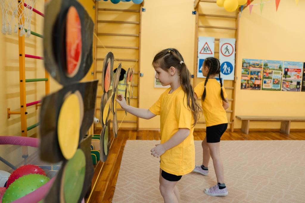 Пʼять франківських дитсадків отримали набори для навчання ПДР 2