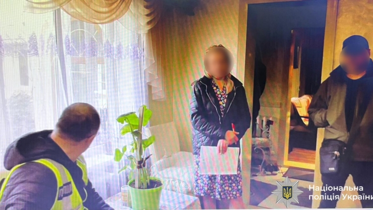 Мешканку Косівщини викрили на поширенні комуністичної символіки