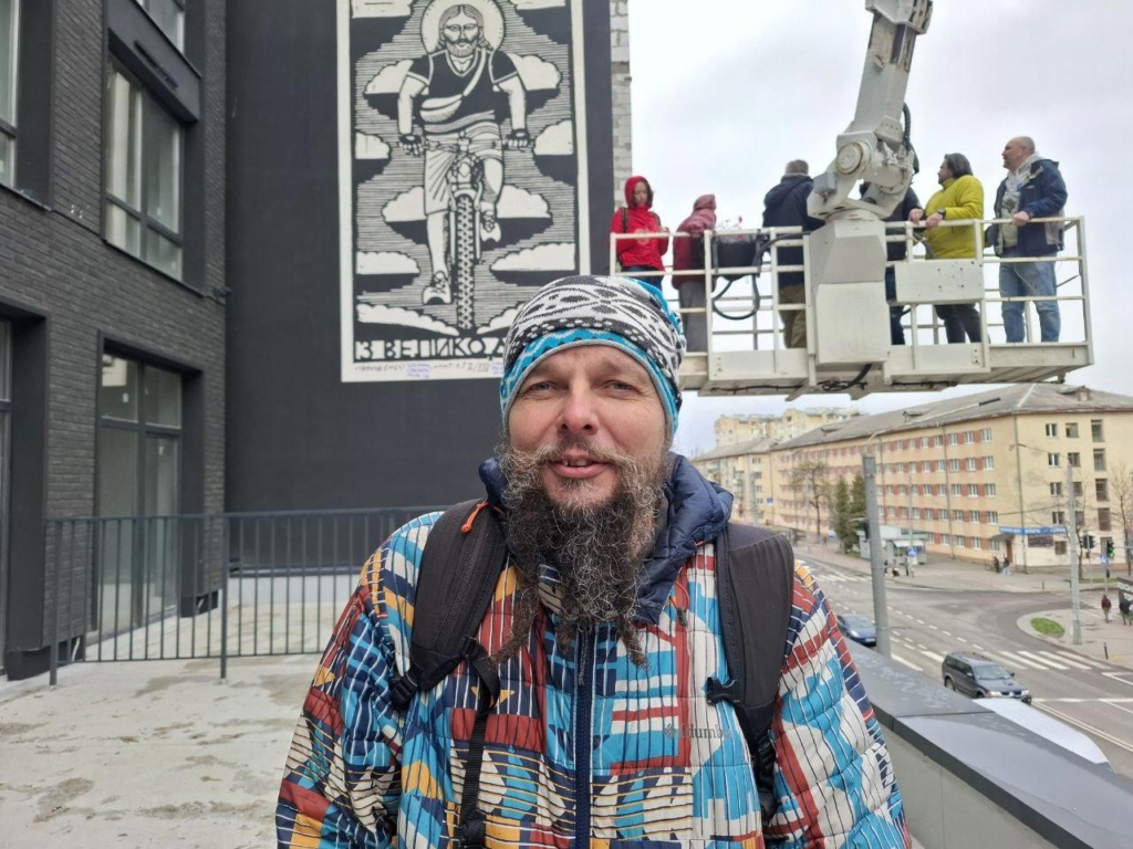 У Франківську з’явився мурал «Великдень» з Ісусом на велосипеді 2