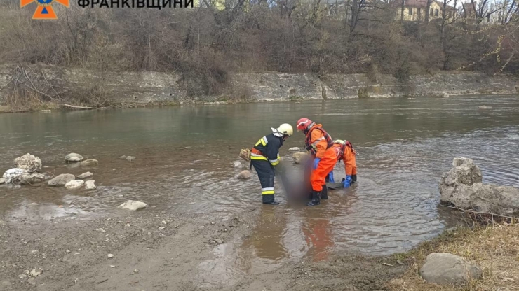 У Верховині з річки витягнули мертвого чоловіка