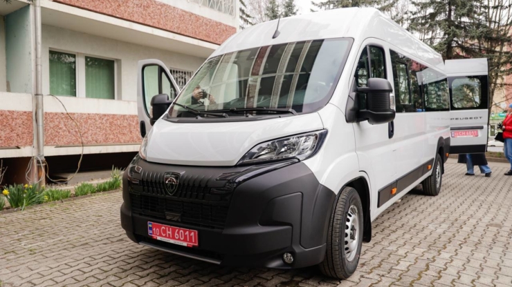 Прикарпатський реабілітаційний центр отримав спеціалізований автомобіль