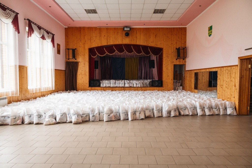 «Ґудвеллі Україна» передала понад 1300 великодніх пакунків мешканцям громад у рамках благодійного соціального проєкту «Великодні крила опіки» 1