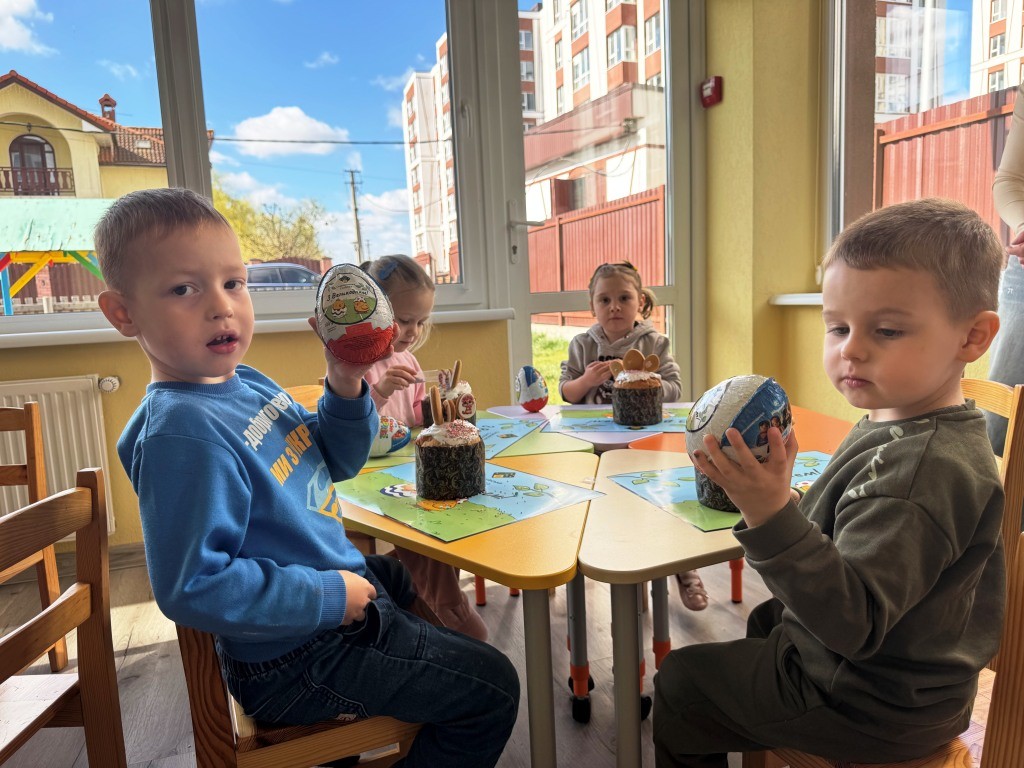 Любов до традицій змалечку: у Франківську дошкільнята власноруч прикрашали пасочки 2