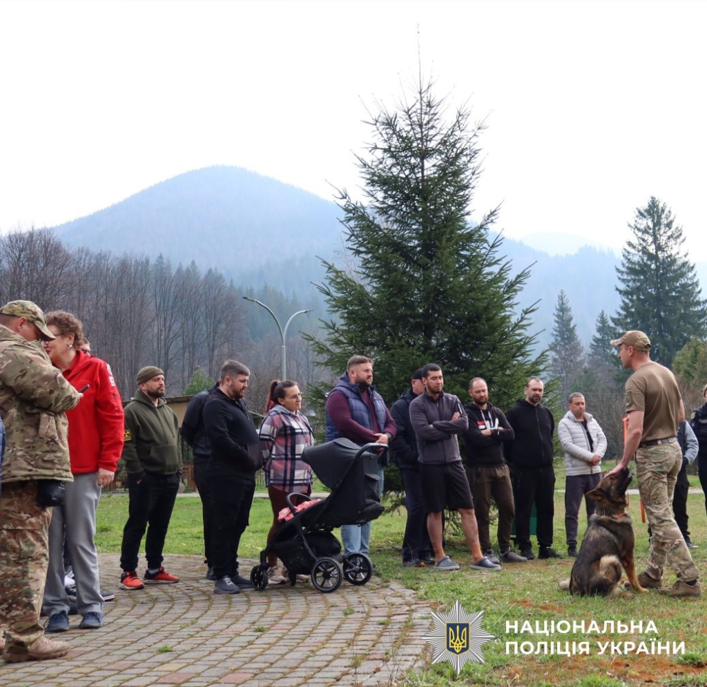 На Прикарпатті службові собаки підтримали поранених військових 1