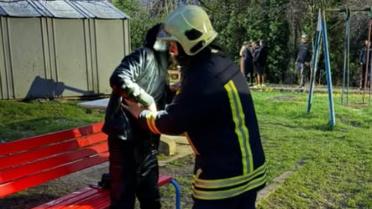 Коломийські рятувальники витягнули чоловіка з озера