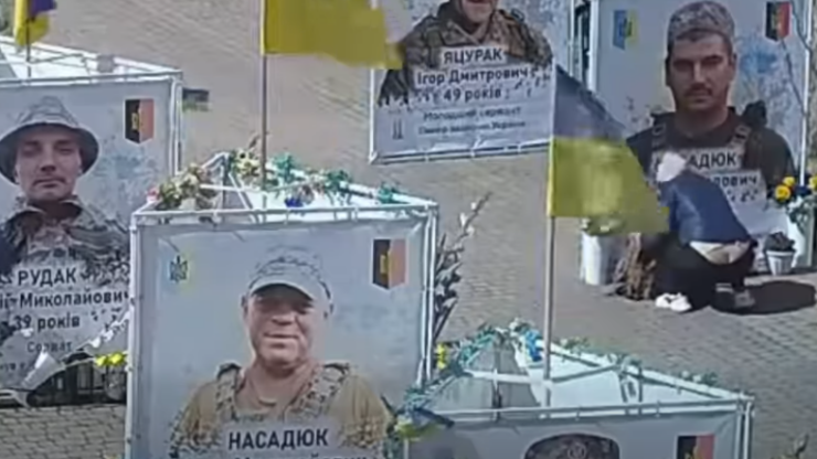 У Надвірній невідома вкрала вазони з Алеї героїв