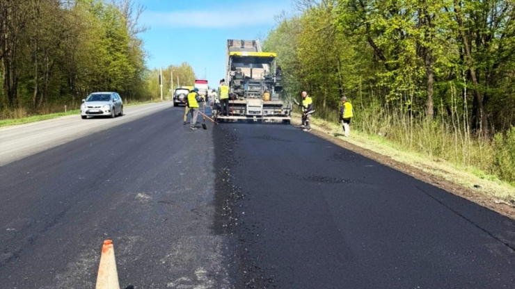Затори за Франківськом: дорожники ремонтують трасу Н-09 відразу на кількох ділянках