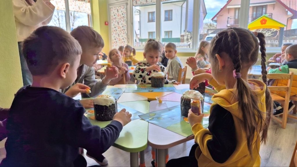 Любов до традицій змалечку: у Франківську дошкільнята власноруч прикрашали пасочки 1