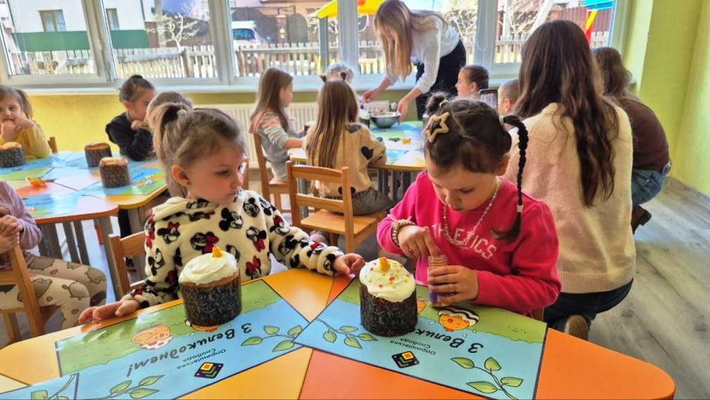 Любов до традицій змалечку: у Франківську дошкільнята власноруч прикрашали пасочки 3