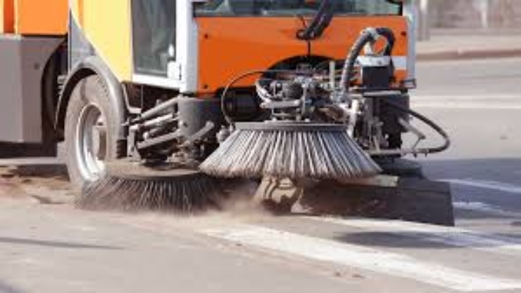 У Франківську вперше можуть придбати пилосос для тротуарів