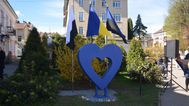 З вірою у повернення зниклих безвісти і полонених: у Надвірній встановили "Серце Надії"