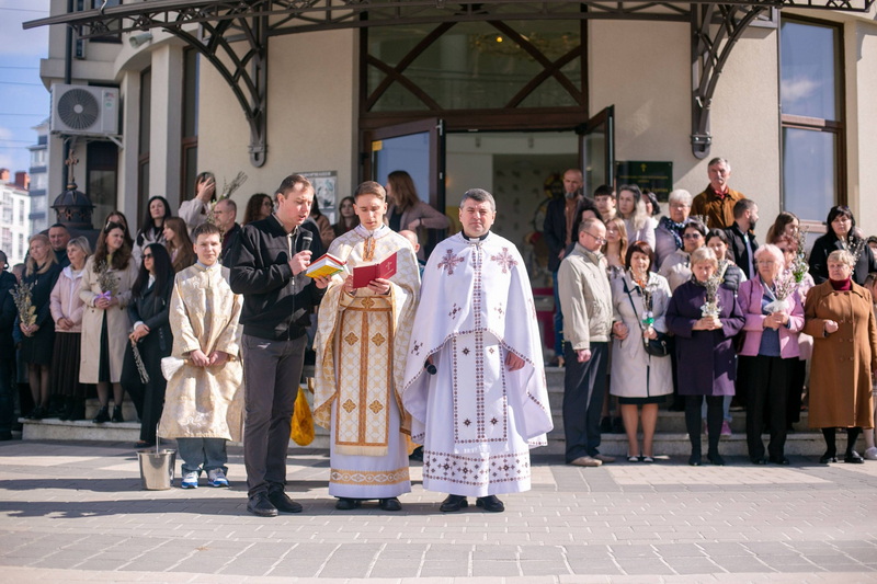 Івано-Франківськ святкує Вербну неділю: молитви за захисників та благословення. ФОТО 1