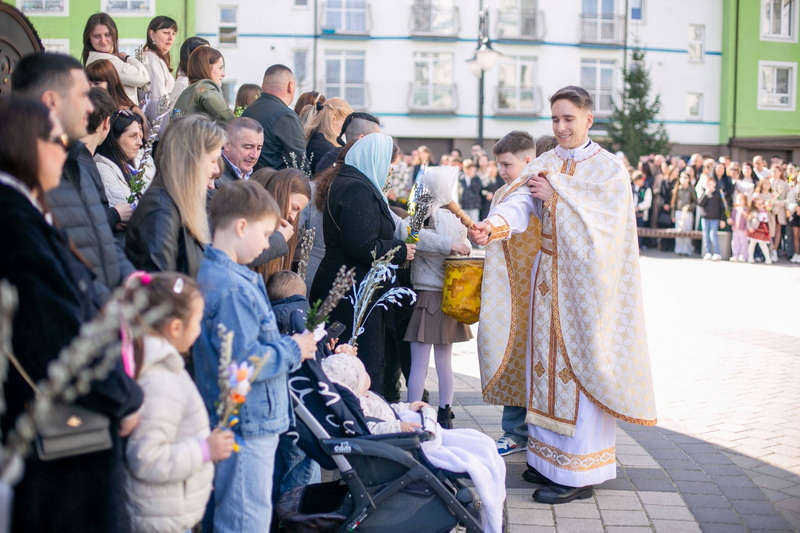 Івано-Франківськ святкує Вербну неділю: молитви за захисників та благословення. ФОТО 3