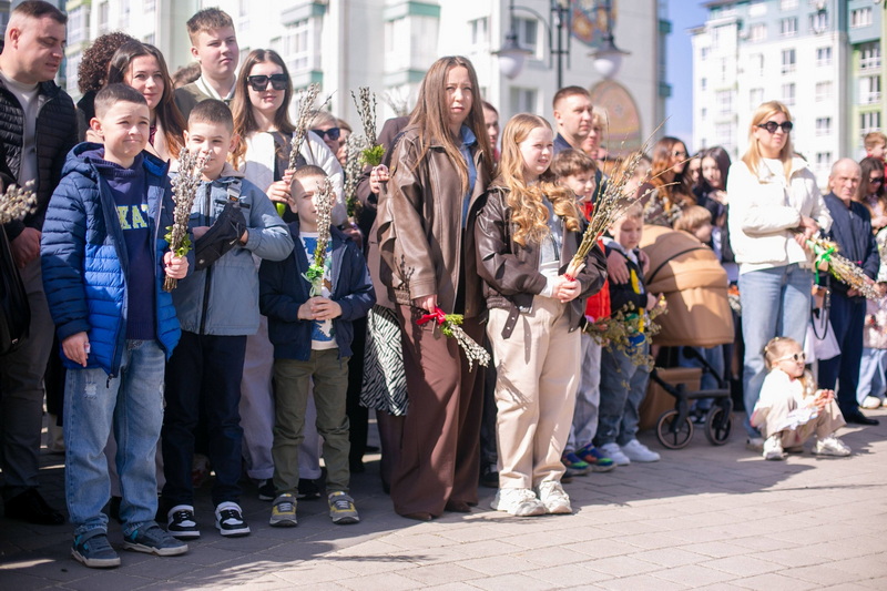 Івано-Франківськ святкує Вербну неділю: молитви за захисників та благословення. ФОТО 4