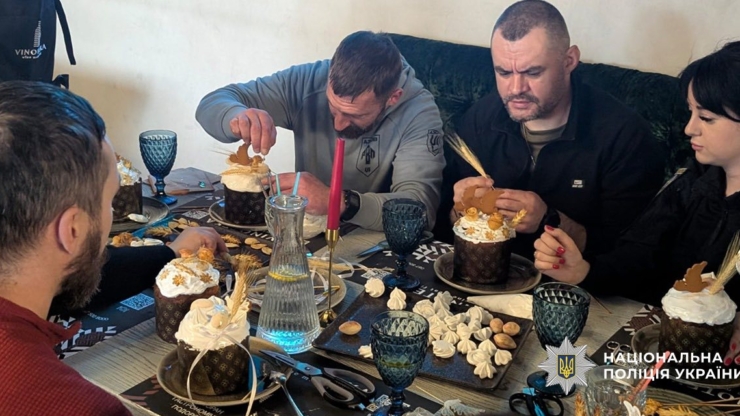 Прикарпатські поліцейські разом з військовими прикрашали паски