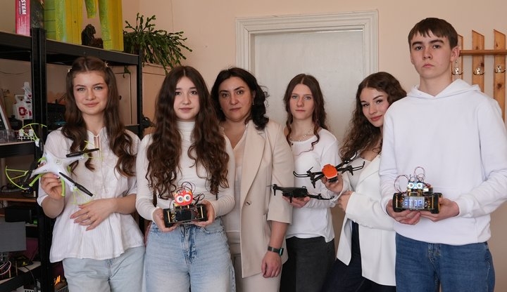 На Калущині вчителька створила STEM-лабораторію і з учнями виготовляє дрони
