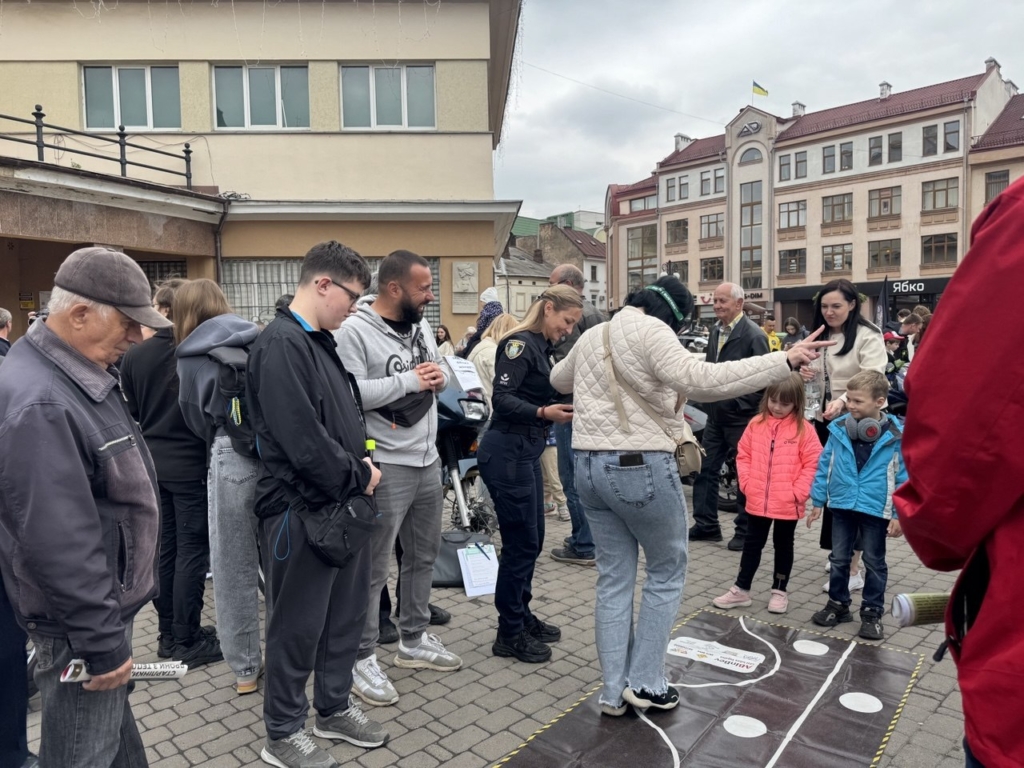 Власники ретроавто зібралися у Франківську, щоб підтримати військових. ФОТО 5