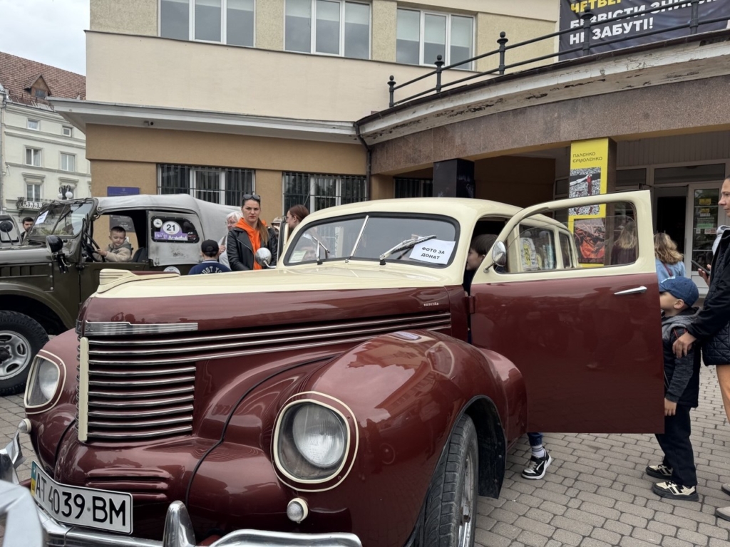 Власники ретроавто зібралися у Франківську, щоб підтримати військових. ФОТО 2