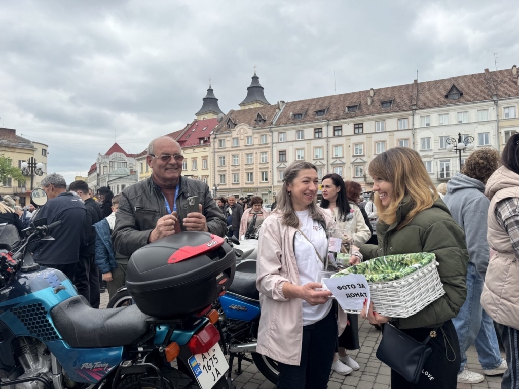 Власники ретроавто зібралися у Франківську, щоб підтримати військових. ФОТО 7