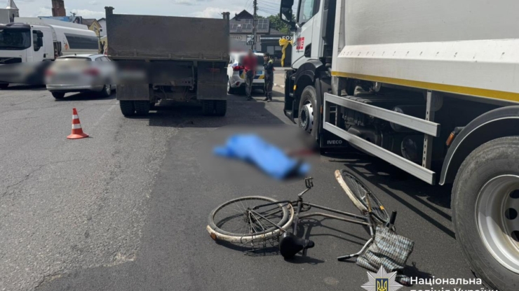 На Коломийщині КамАЗ на смерть збив велосипедиста
