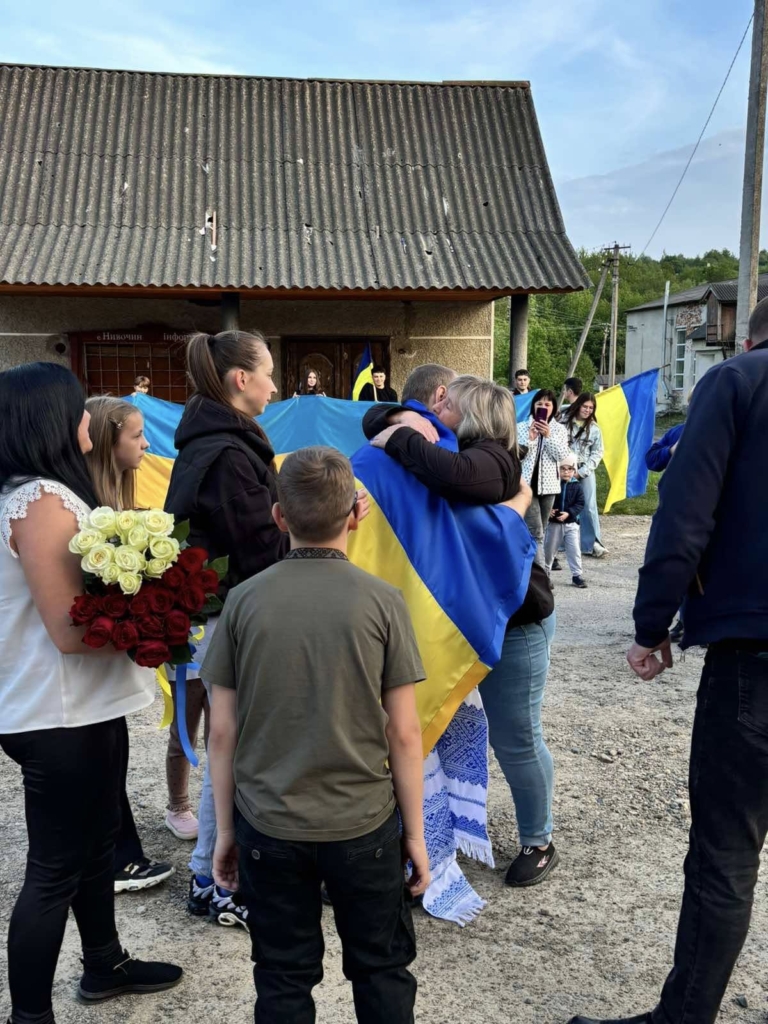 На Прикарпатті зустріли звільненого з полону захисника Ярослава Партечина 1