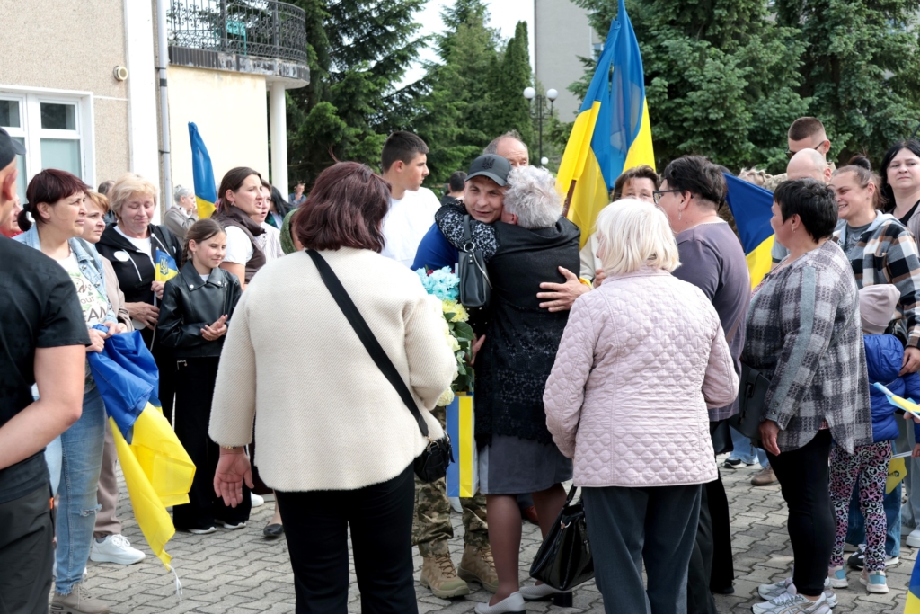 Три роки, три місяці і 12 днів: у Тисмениці зустріли воїна Василя Мулика, який повернувся з російського полону 3