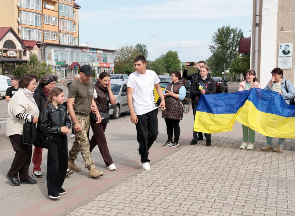 Три роки, три місяці і 12 днів: у Тисмениці зустріли воїна Василя Мулика, який повернувся з російського полону 2
