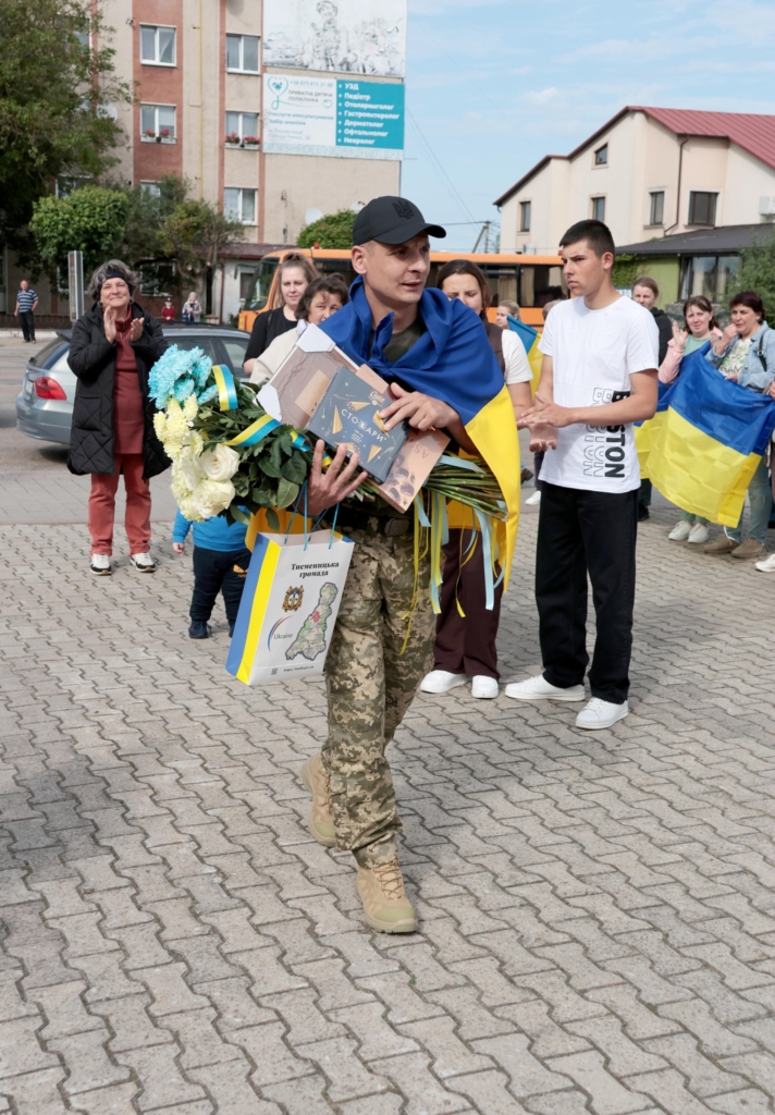 Три роки, три місяці і 12 днів: у Тисмениці зустріли воїна Василя Мулика, який повернувся з російського полону 1