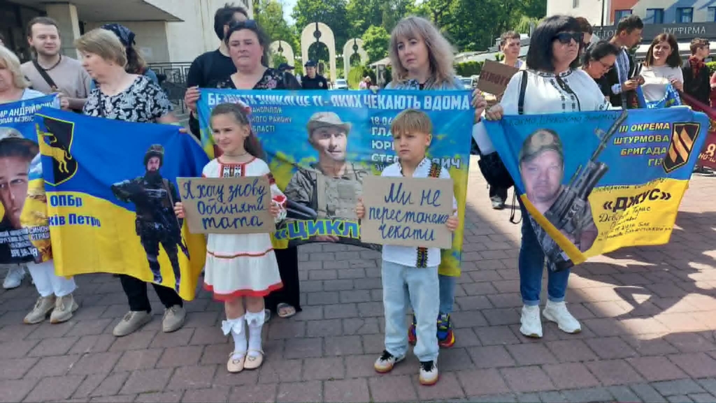 "884 дні не чую твого голосу, тато": у День героїв франківці вийшли за полонених і зниклих безвісти 2