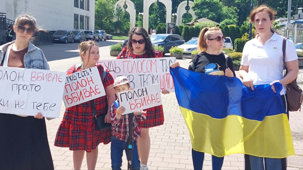 "884 дні не чую твого голосу, тато": у День героїв франківці вийшли за полонених і зниклих безвісти 1