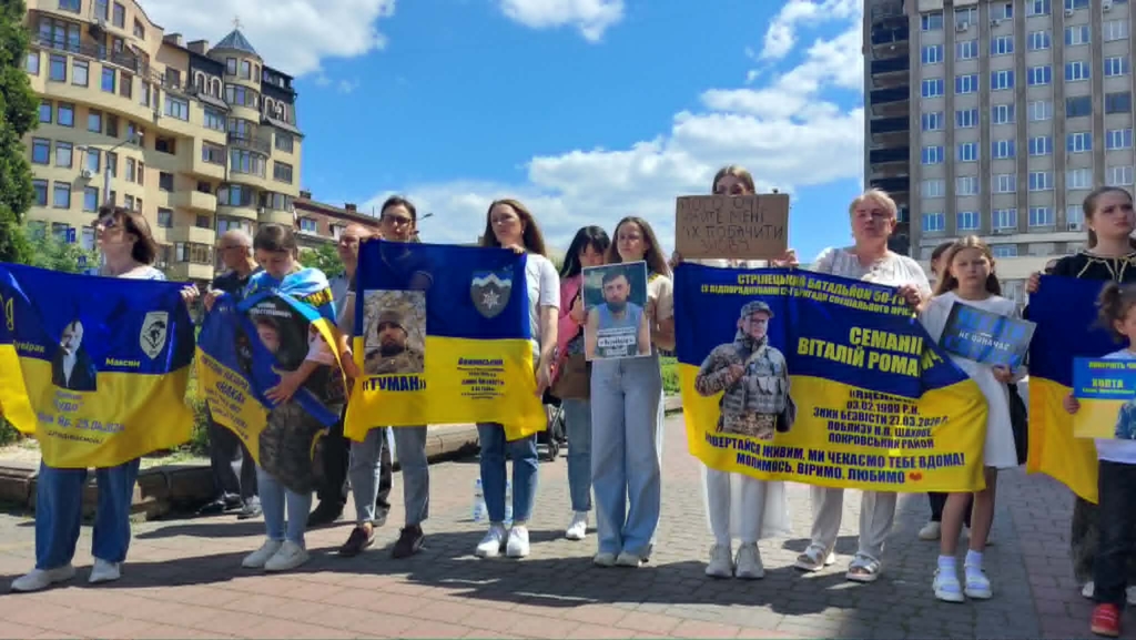 "884 дні не чую твого голосу, тато": у День героїв франківці вийшли за полонених і зниклих безвісти 4