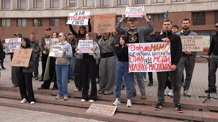 У Франківську одночасно пройшли акції проти нового Цивільного кодексу і за сімейні цінності 4