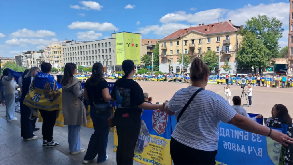 "884 дні не чую твого голосу, тато": у День героїв франківці вийшли за полонених і зниклих безвісти 3