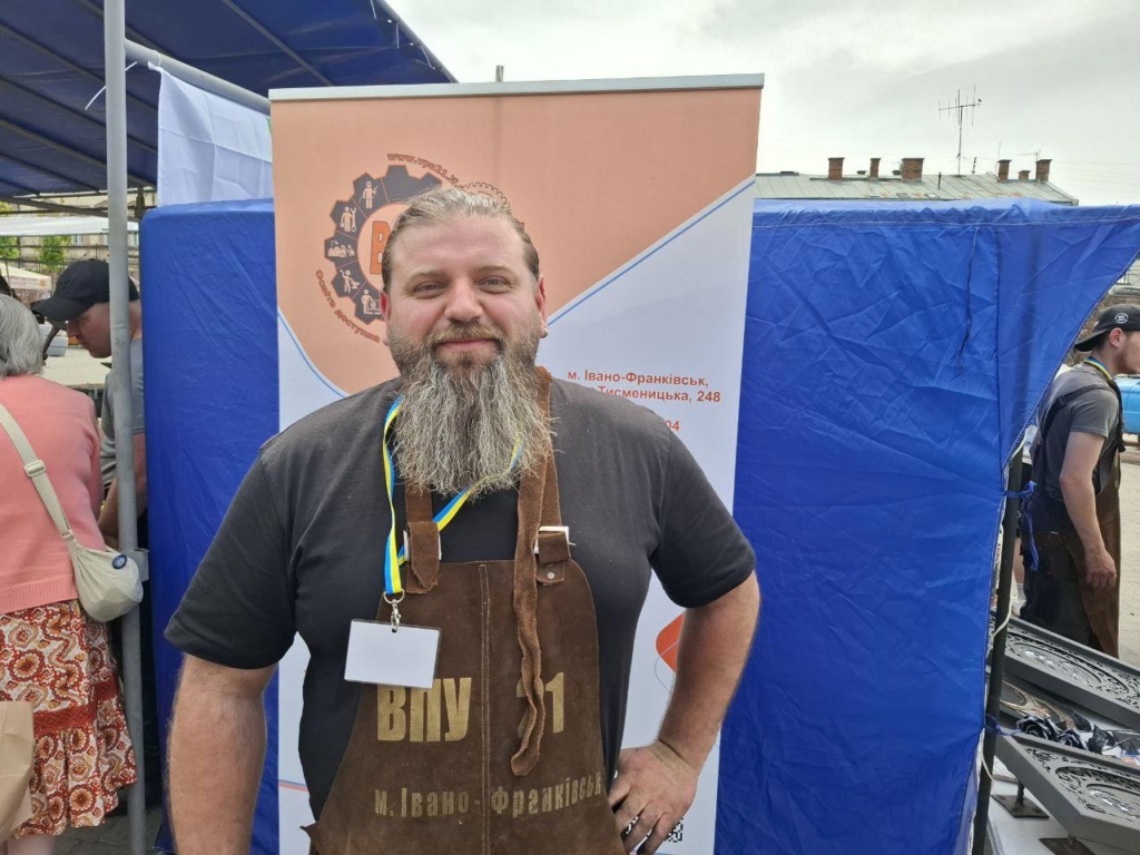 У Франківську відновили "Свято ковалів": майстри кують клямри для ЗСУ 3