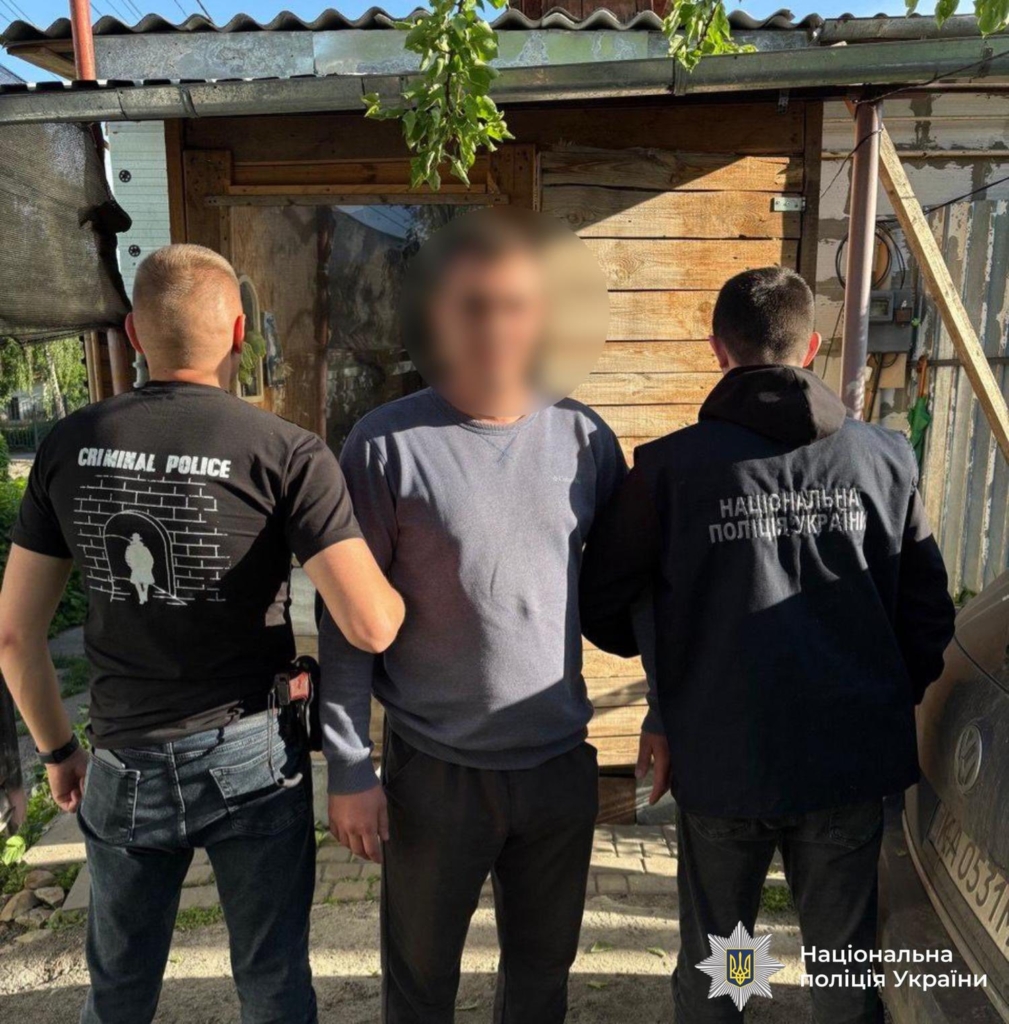 Прикарпатські поліцейські затримали чоловіків, які побили підприємця та викрали в нього понад 8 млн грн 2