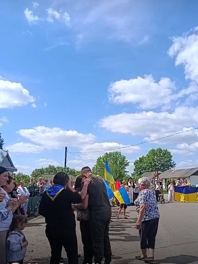 У Городенківській громаді зустріли звільненого з полону захисника Юрія Микитчука 2