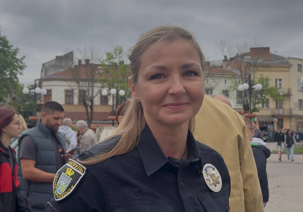 Власники ретроавто зібралися у Франківську, щоб підтримати військових. ФОТО 6