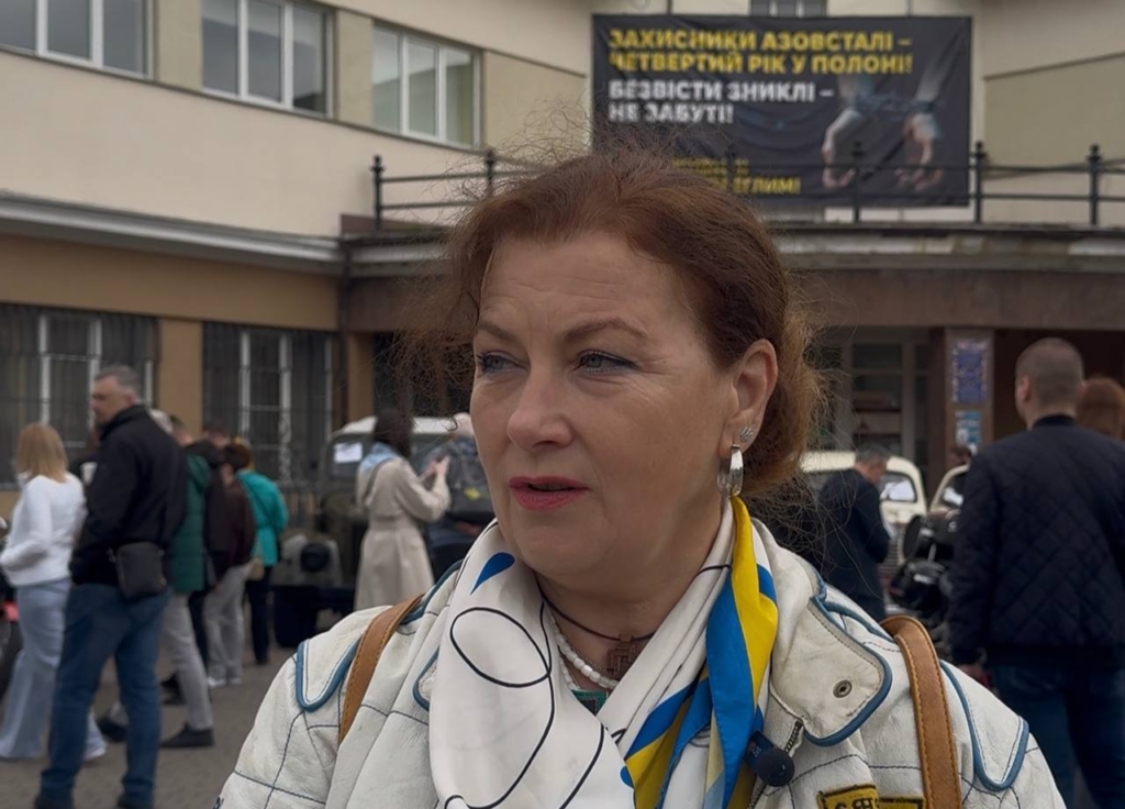 Власники ретроавто зібралися у Франківську, щоб підтримати військових. ФОТО 1