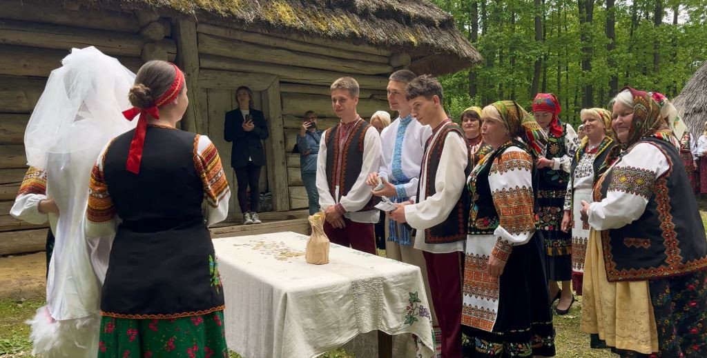 "Латканка", "саламон" і "доля": у "Давньому Галичі" показали справжнє опільське весілля 10