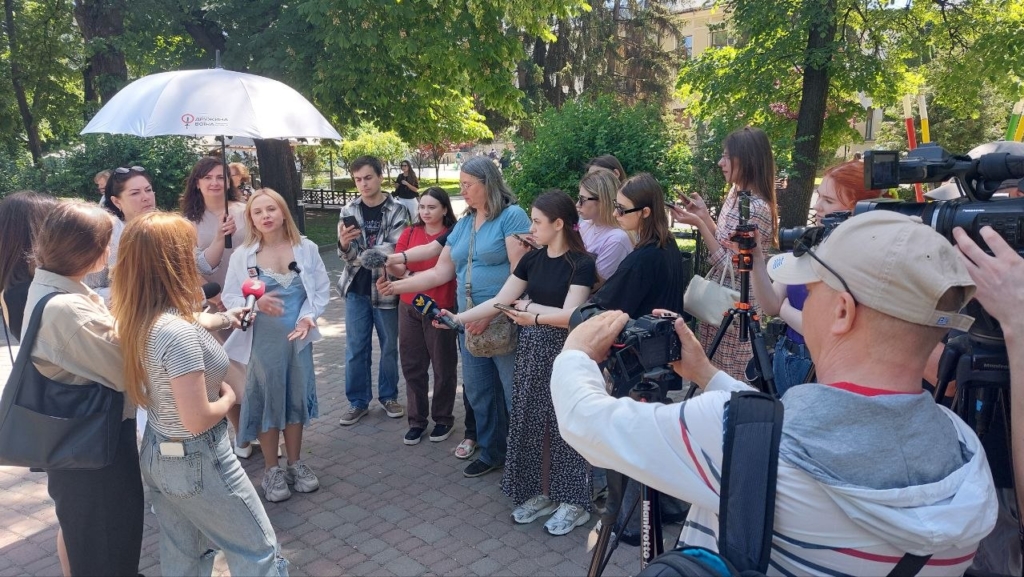 “Будемо тримати публіку гарячою”: у Франківську дружини військових готують експериментальну постановку “Парасоля”  2