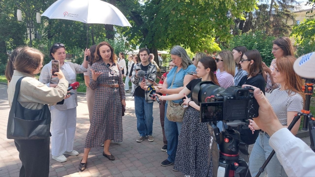 “Будемо тримати публіку гарячою”: у Франківську дружини військових готують експериментальну постановку “Парасоля”  3