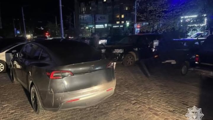 У Франківську за скаргами мешканців зупинили п'яного водія Tesla