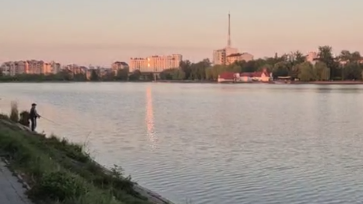Експерти мають визначити, як рятувати міське озеро у Франківську від нестачі води