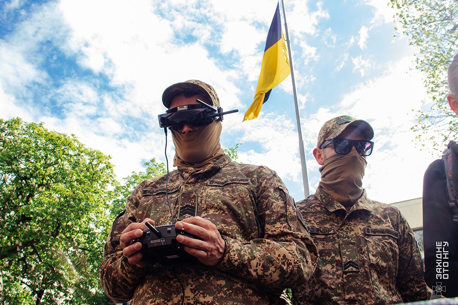 Франківцям показали, як працюють бойові дрони та роботизовані комплекси нацгвардійців 3