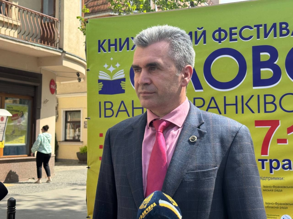 У Франківську розпочався ювілейний фестиваль "Слово", де збиратимуть книги для військових 1